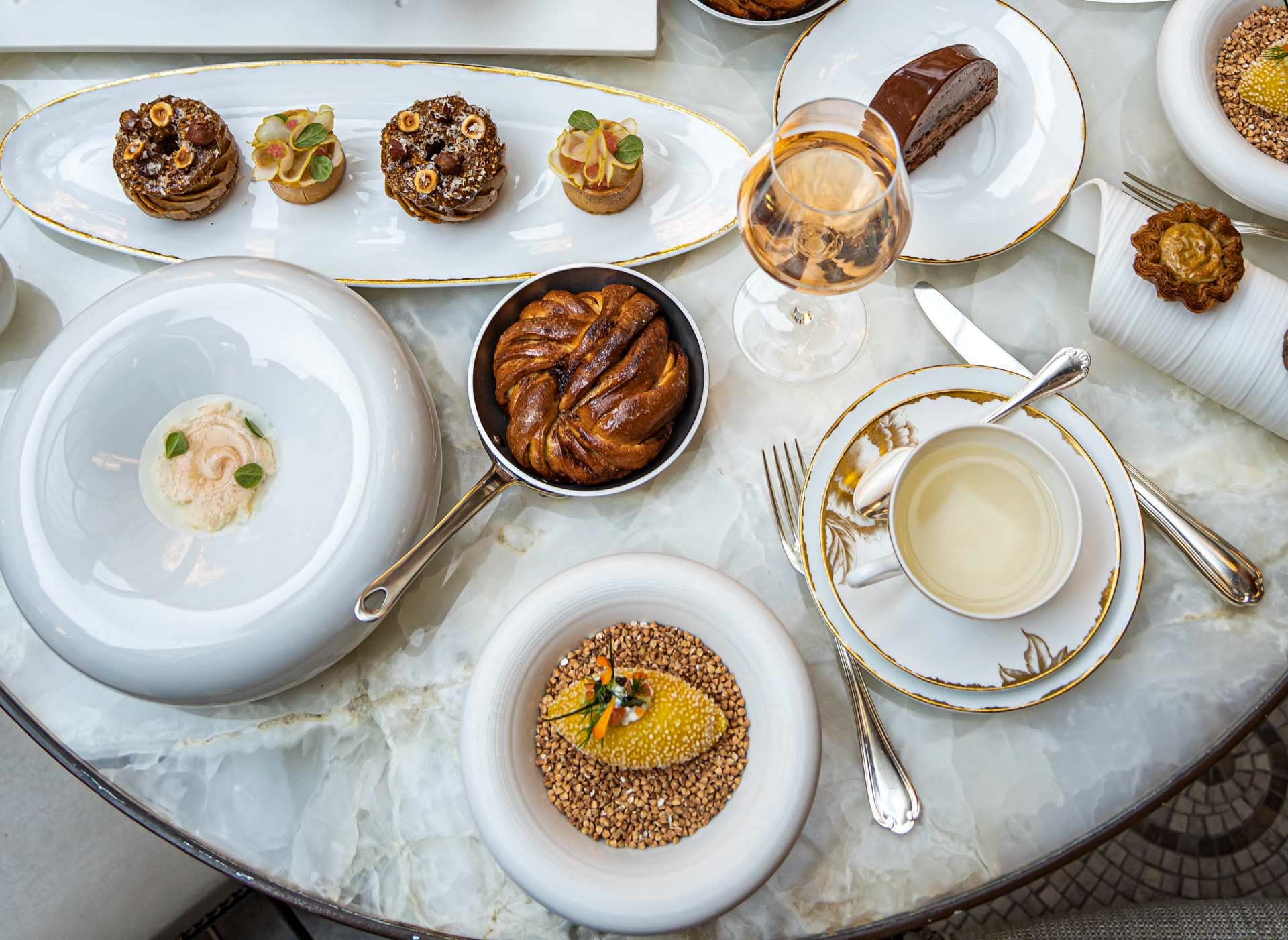 On a testé le tea time du Four Seasons Hotel V